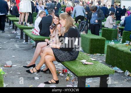 Vêtements de mode pour femmes Racegoers, vêtements de haute couture, stylés, geek chic et tendance, blouses pour femmes habillées, robes haute couture et fashionistas à Liverpool, Merseyside, avril 2017. Déchets et déchets jetés à l'occasion de la Grande Journée nationale des femmes à Aintree. Les officiels du Randox Health Grand National ont exhorté les pilotes de cette année à « se préparer » pour rendre l'événement plus « ambitieux ». Banque D'Images