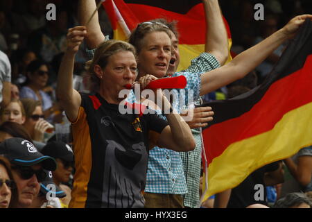 Hong Kong, Chine. 7 avr, 2017. Des fans allemands au cours de l'équipe allemande de Rugby cheers HONG KONG RUGBY annuel sept. 2017 7 avr. Hong Kong. ZUMA/Liau Chung Ren : Crédit Liau Chung Ren/ZUMA/Alamy Fil Live News Banque D'Images