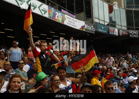 Hong Kong, Chine. 7 avr, 2017. German fans hourras pour l'équipe allemande au Hong Kong Stadium lors des HONG KONG RUGBY SEPT. 2017 7 avr. Hong Kong. ZUMA/Liau Chung Ren : Crédit Liau Chung Ren/ZUMA/Alamy Fil Live News Banque D'Images