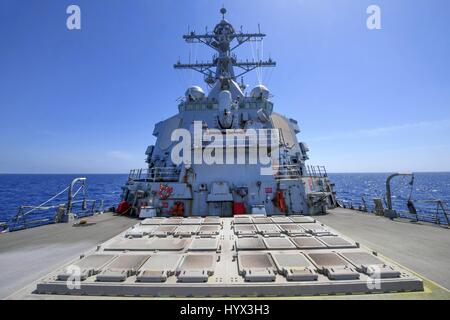 Uss Porter, en mer. 07Th avr, 2017. L'avant-missiles à bord la marine américaine de la classe Arleigh Burke destroyer lance-missiles USS Porter à la suite de la nuit lancement de missiles de croisière Tomahawk à Shayrat airbase en Syrie 7 avril 2017 dans la mer Méditerranée. Le lancement de 59 missiles à longue portée sur la base aérienne était en réponse à la Syrie à l'aide d'armes chimiques contre le village de Khan Sheikhun. Credit : Planetpix/Alamy Live News Banque D'Images