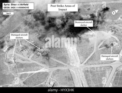 Arlington, États-Unis d'Amérique. 07Th avr, 2017. L'évaluation des dommages de bataille de l'image Shayrat Airfield en Syrie à la suite de frappes de missiles de croisière Tomahawk américains contre la cible 7 Avril, 2017. La Marine américaine de la classe Arleigh Burke destroyers lance-missiles USS Porter et USS Ross a lancé 59 missiles sur la base aérienne était en réponse à la Syrie à l'aide d'armes chimiques contre le village de Khan Sheikhun. Credit : Planetpix/Alamy Live News Banque D'Images