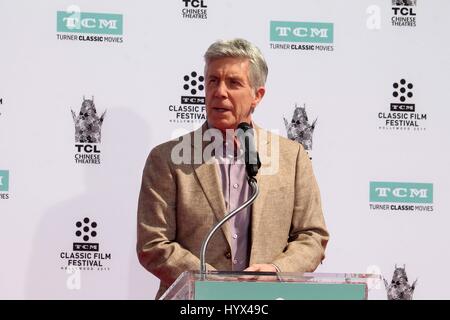 Hollywood, CA. 7 avr, 2017. Tom Bergeron photo de le père et fils la main et pied Imprimer Cérémonie pour Carl Reiner et Rob Reiner au théâtre chinois de Grauman à Hollywood, Californie le 7 avril 2017. Crédit : David Edwards/media/Alamy Punch Live News Banque D'Images