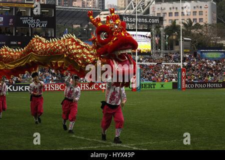 Hong Kong, Chine. 7 avr, 2017. Une danse du dragon chinois traditionnel est affiché au cours de la cérémonie d'ouverture de HONG KONG RUGBY annuel SEPT.2017 Apr 7.Hong Kong.ZUMA/Liau Chung Ren : Crédit Liau Chung Ren/ZUMA/Alamy Fil Live News Banque D'Images
