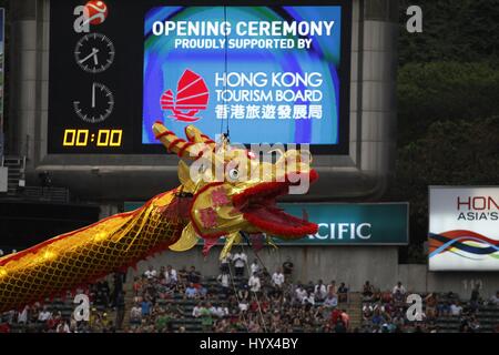 Hong Kong, Chine. 7 avr, 2017. Gonflé énorme Dragon chinois s'affiche au Hong Kong Stadium lors de la cérémonie d'ouverture de HONG KONG RUGBY annuel SEPT.2017 Apr 7.Hong Kong.ZUMA/Liau Chung Ren : Crédit Liau Chung Ren/ZUMA/Alamy Fil Live News Banque D'Images