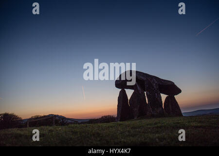 Pentre Ifan, Newport, Pembrokeshire Wales UK, vendredi 07 avril 2017 Météo France : Coucher de soleil sur les tombeaux néolithiques de ciel coucher de soleil sur les postes frontières des pierres de l'année 3500 vieux tombeaux néolithiques Pentre Ifan, haut sur les collines donnant sur la côte de Pembrokeshire, Pays de Galles du sud-ouest domine haute pression le temps au Royaume-Uni, beau temps et températures prometteuses dans le faible entre 20 centigrades par dimanche Crédit photo : Keith Morris/Alamy Live News Banque D'Images