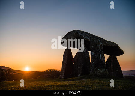 Pentre Ifan, Newport, Pembrokeshire Wales UK, vendredi 07 avril 2017 Météo France : Coucher de soleil sur la chambre funéraire Néolithique le coucher de soleil spectaculaire sur le contour de l'angulaire de l'année 3500 vieux tombeaux néolithiques Pentre Ifan, haut sur les collines donnant sur la côte de Pembrokeshire, Pays de Galles du sud-ouest domine haute pression le temps au Royaume-Uni, beau temps et températures prometteuses dans le faible entre 20 centigrades par dimanche Crédit photo : Keith Morris/Alamy Live News Banque D'Images