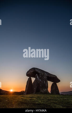 Pentre Ifan, Newport, Pembrokeshire Wales UK, vendredi 07 avril 2017 Météo France : Coucher de soleil sur la chambre funéraire Néolithique le coucher de soleil spectaculaire sur le contour de l'angulaire de l'année 3500 vieux tombeaux néolithiques Pentre Ifan, haut sur les collines donnant sur la côte de Pembrokeshire, Pays de Galles du sud-ouest domine haute pression le temps au Royaume-Uni, beau temps et températures prometteuses dans le faible entre 20 centigrades par dimanche Crédit photo : Keith Morris/Alamy Live News Banque D'Images