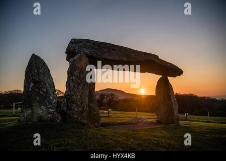 Pentre Ifan, Newport, Pembrokeshire Wales UK, vendredi 07 avril 2017 Météo France : Coucher de soleil sur la chambre funéraire Néolithique le coucher de soleil spectaculaire sur le contour de l'angulaire de l'année 3500 vieux tombeaux néolithiques Pentre Ifan, haut sur les collines donnant sur la côte de Pembrokeshire, Pays de Galles du sud-ouest domine haute pression le temps au Royaume-Uni, beau temps et températures prometteuses dans le faible entre 20 centigrades par dimanche Crédit photo : Keith Morris/Alamy Live News Banque D'Images