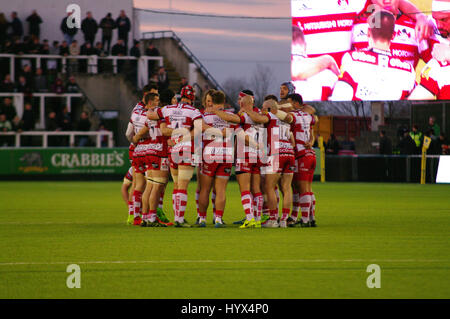 Newcastle Upon Tyne, Angleterre, 7 avril 2017. L'équipe de Gloucester se blottissent avant le début de leur match contre Newcastle Falcons dans l'AVIVA Premiership à Kingston Park.Crédit : Colin Edwards/Alamy Live News. Banque D'Images