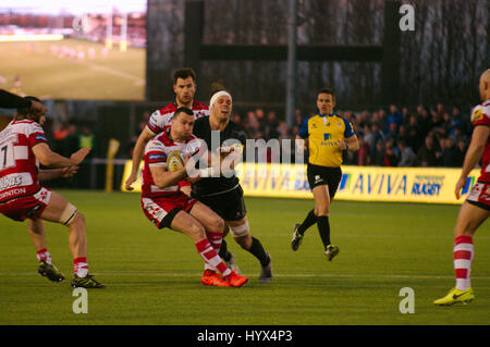 Newcastle Upon Tyne, Angleterre, 7 avril 2017. Gloucester Rugby full retour Tom Marshall est abordé au cours de leur match contre Newcastle Falcons dans l'AVIVA Premiership à Kingston Park. Crédit : Colin Edwards/Alamy Live News. Banque D'Images