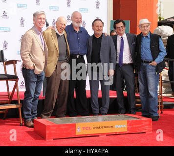 Hollywood, CA, USA. 7 avr, 2017. 07 avril 2017 - Hollywood, Californie - Tom Bergeron, Carl Reiner, Rob Reiner, Billy Crystal, Ben Mankiewicz, Norman Lear. 2017 TCM Classic Film Festival - Main et cérémonie empreinte : Carl et Rob Reiner tenue au Théâtre chinois de Grauman à Hollywood. Crédit photo : Birdie Thompson/AdMedia Crédit : Birdie Thompson/AdMedia/ZUMA/Alamy Fil Live News Banque D'Images