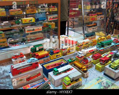 Une sélection de rare et de collection Dinky Toy cars et camions à vendre à une foire de jouets vintage Bath & West Showground, Somerset, Angleterre Banque D'Images