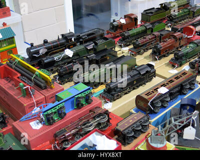 Une sélection de rare et de collection vintage modèle électrique des trains pour la vente à un vintage Toy Fair à la Bath & West Showground, Somerset, Angleterre Banque D'Images