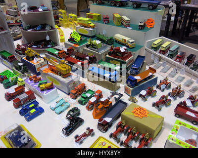 Une sélection de rare et de collection Dinky Toy cars et camions à vendre à une foire de jouets vintage Bath & West Showground, Somerset, Angleterre Banque D'Images