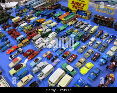 Une sélection de rare et de collection Dinky Toy cars et camions à vendre à une foire de jouets vintage Bath & West Showground, Somerset, Angleterre Banque D'Images