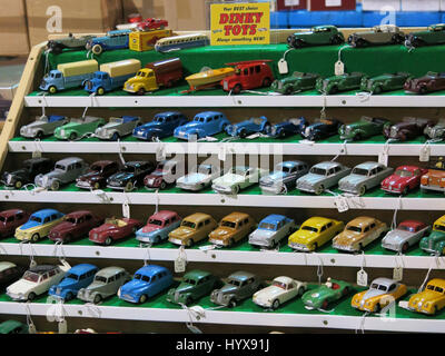 Une sélection de rare et de collection Dinky Toy cars et camions à vendre à une foire de jouets vintage Bath & West Showground, Somerset, Angleterre Banque D'Images