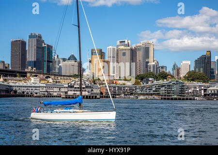 Location de bateaux sur le port de Sydney avec le centre-ville de Sydney et les immeubles de bureaux en toile de fond,l'Australie Banque D'Images