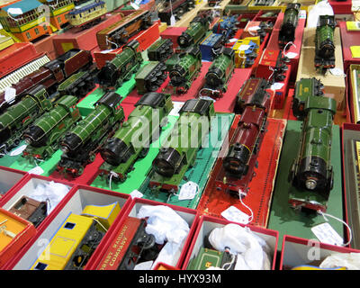 Une sélection de plantes rares et de collection tin-plate les trains mécaniques en vente à un vintage Toy Fair à la baignoire & West Showground, Somerset, Angleterre Banque D'Images