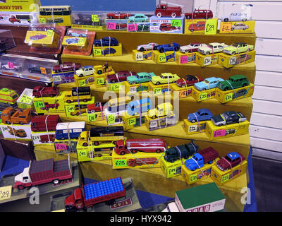 Une sélection de rare et de collection Dinky Toy cars et camions à vendre à une foire de jouets vintage Bath & West Showground, Somerset, Angleterre Banque D'Images