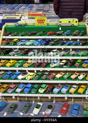 Une sélection de rare et de collection Dinky Toy cars et camions à vendre à une foire de jouets vintage Bath & West Showground, Somerset, Angleterre Banque D'Images