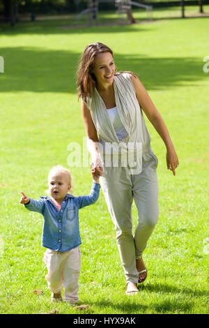 Portrait of a happy mother and baby daughter walking outdoors Banque D'Images