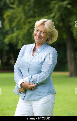 Portrait of a senior woman smiling in the park Banque D'Images