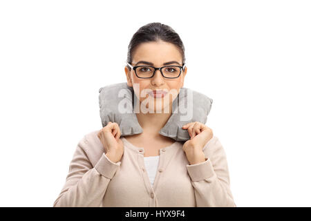 Jeune femme avec un oreiller de cou isolé sur fond blanc Banque D'Images