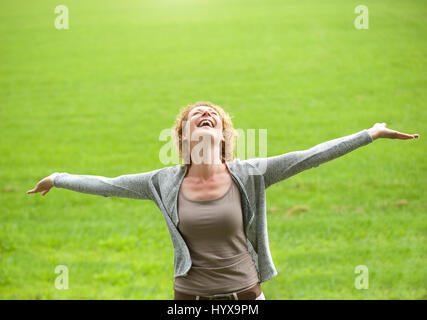 Portrait d'une femme plus âgée smiling with arms open Banque D'Images