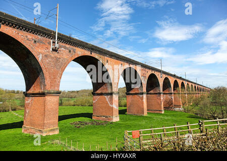 La brique rouge et de grès Twemlow viaduc, Holmes Chapel de fer qui porte l'ensemble de la vallée entre Goostrey Dane et Holmes Chapel Banque D'Images