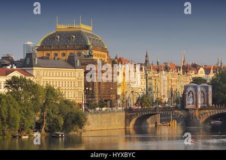 Théâtre National de Prague le long de la rivière Vltava Banque D'Images