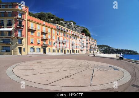 Nice, France, "Scène de plage' Large cadran d'installation 'Sun' sur 'Trottoir Quai Rauba Capeu" près de la mer Méditerranée', Promenade Banque D'Images