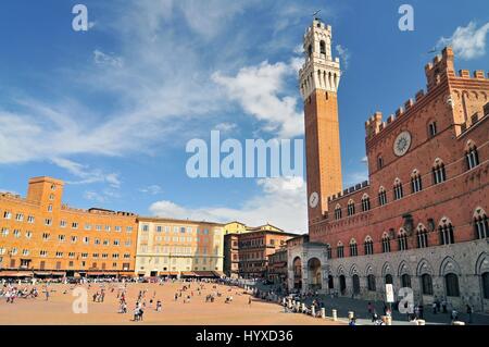 La Torre del Mangia et le Palazzo Pubblico, dans le Campo, Sienne, Toscane, Italie Banque D'Images