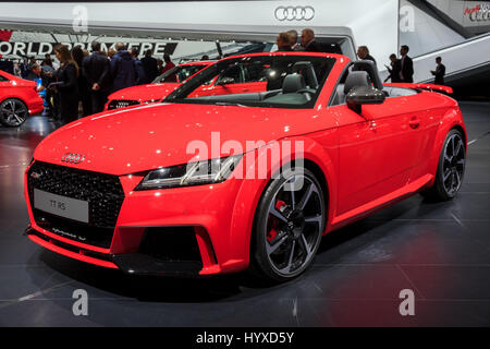 Genève, SUISSE - Le 7 mars 2017 : Audi TT RS cabriolet voiture de sport illustré à la 87e Salon International de l'Automobile de Genève. Banque D'Images