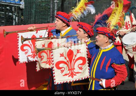 Calcio Storico. Cérémonie d'ouverture du match de football historique sur la Piazza di Santa Croce de Florence, Italie. Banque D'Images