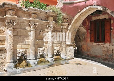 Fontaine Rimondi, dans la ville de Réthymnon sur l'île de Crète, Grèce. Cette fontaine vénitienne a été créé en 1626. Banque D'Images