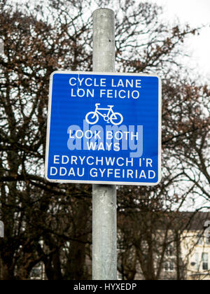 Cycle path panneau d'avertissement en anglais et gallois Banque D'Images