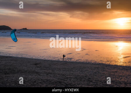 Parasurfer coucher de soleil mer Silhouette de l'autre plage de Fistral soir fin de journée crépuscule mer océan loisirs tourisme Banque D'Images