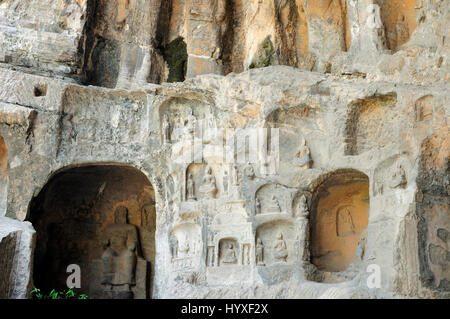 Sculptures et statues de Bouddha antique à grottes de Longmen à Luoyang dans la province du Henan en Chine à ce site du patrimoine mondial. Banque D'Images