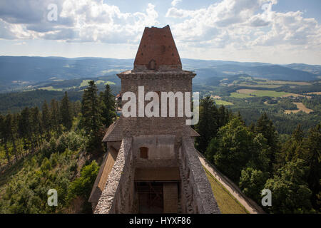 Château Kasperk, la forêt de Bohême et la campagne de Sumava sont visibles de la tour du château. Banque D'Images