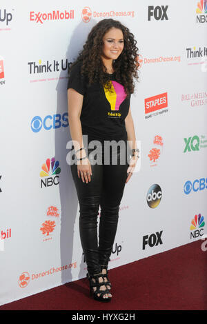 Madison Pettis arrive à l'initiative d'éducation jusqu'aux enseignants et aux étudiants, organisé par la Fondation de l'industrie du divertissement au Barker Hangar sur 11 septembre 2015 à Santa Monica, en Californie. Banque D'Images