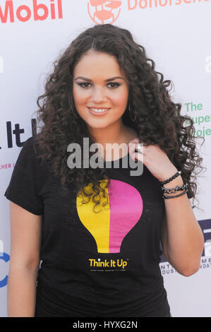 Madison Pettis arrive à l'initiative d'éducation jusqu'aux enseignants et aux étudiants, organisé par la Fondation de l'industrie du divertissement au Barker Hangar sur 11 septembre 2015 à Santa Monica, en Californie. Banque D'Images