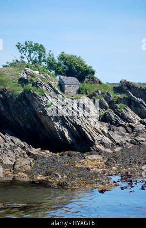 Petite cabane en pierre sur une falaise rocheuse surplombant la mer Banque D'Images