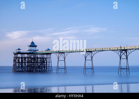 L'heure à longue exposition photo de Clevedon Pier on a sunny day Banque D'Images