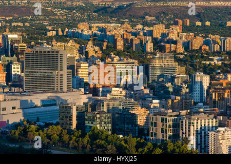 Voir des bâtiments à Providencia, le plus dense de la ville avec des immeubles de bureaux et résidentiels, Santiago du Chili Banque D'Images