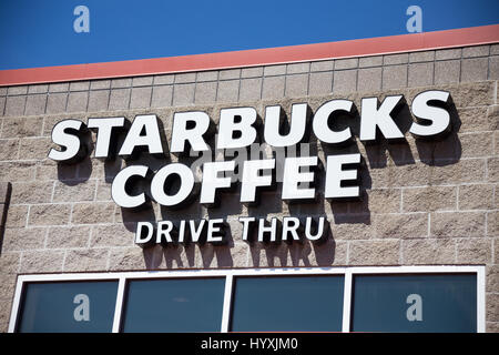 SPRINGFIELD, ou - 31 mars 2017 : le café Starbucks drive thru storefront à Springfield Oregon à côté du Gateway Mall et de l'Interstate 5. Banque D'Images