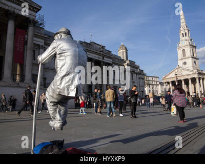 Effectuer une rue à l'extérieur de la lévitation de la National Gallery à Londres Banque D'Images