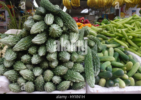 Divers Légumes et fruits exposés in grocery store Banque D'Images