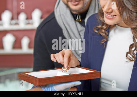 L'anneau. Cropped shot horizontale d'un jeune couple heureux choix bague de fiançailles au magasin de bijoux Banque D'Images