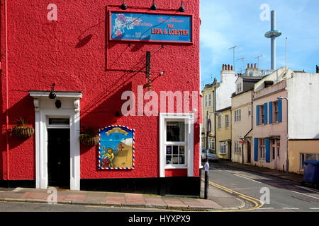 Brighton et Hove, East Sussex, UK - 30 mars 2017 : Le Lion coloré et le homard Pub, Hove - le j360 pod est vu à la hausse dans l'arrière-plan Banque D'Images