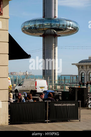 30 mars 2017 : la gousse de la British Airways j360 tour d'observation du niveau de la promenade monte à 450 pieds au-dessus de nos gens au front montagneux dans les cafés Banque D'Images